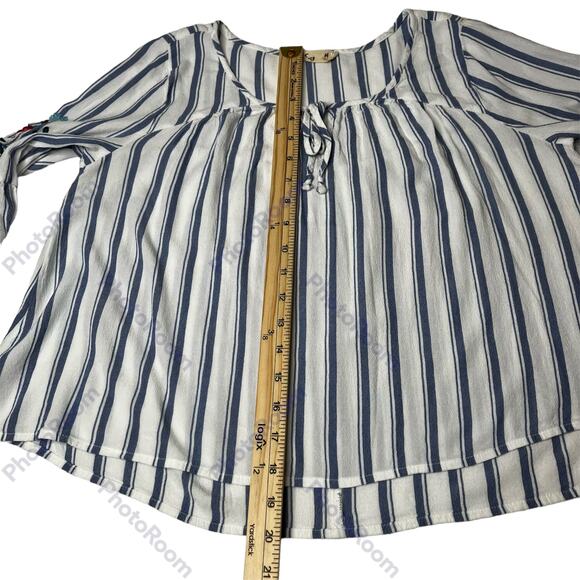 Hollister Womens SZ M Hi Low Top Blue White Stripes Embroidered Sleeves Tie Neck - Picture 8 of 9